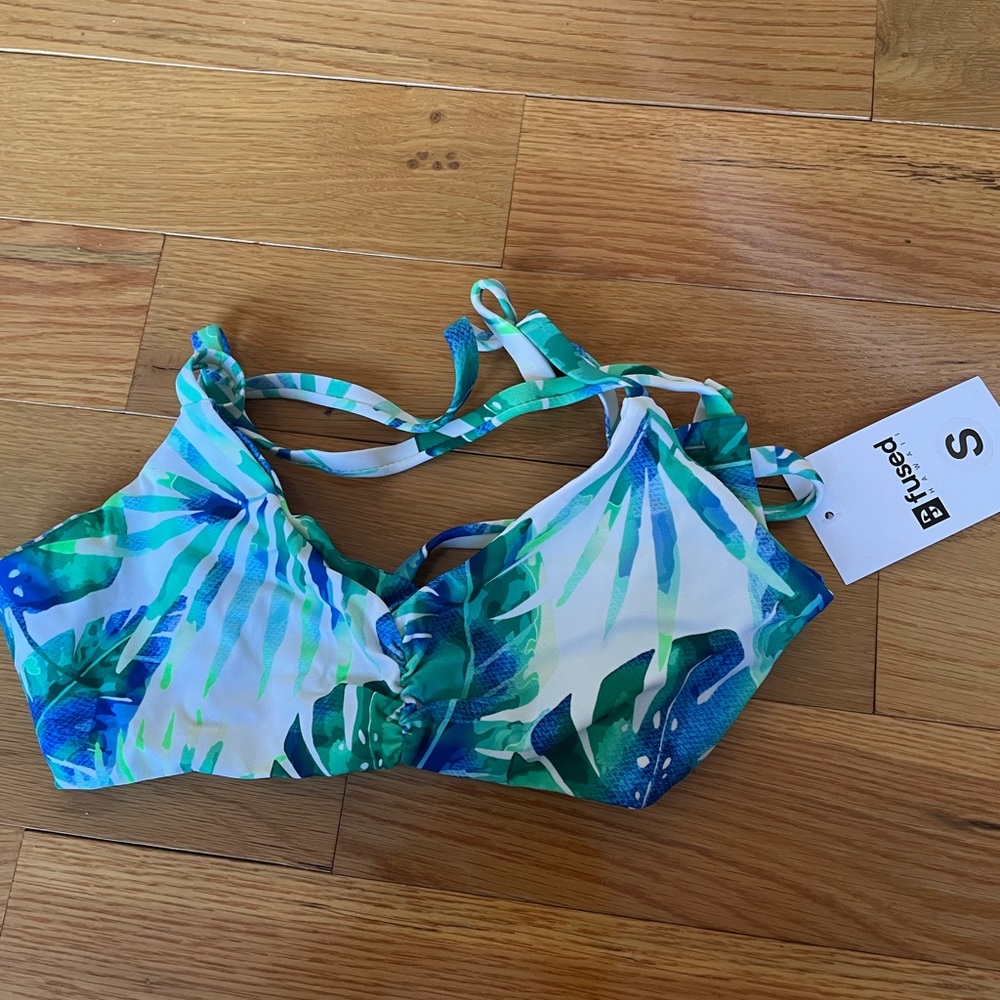 NWT Fused Hawai’i kohanaiki top size small in Best Summer Ever print